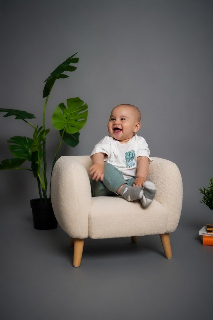 Lifestyle and family portrait in Studio B